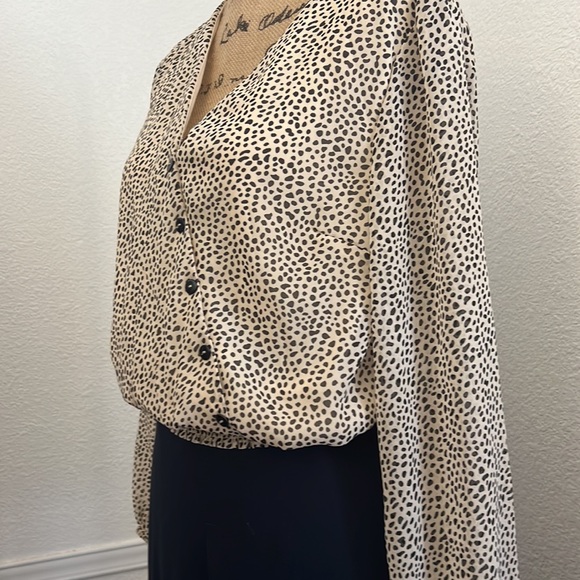 Beige top with black dots and buttons that do not open - Picture 2 of 5